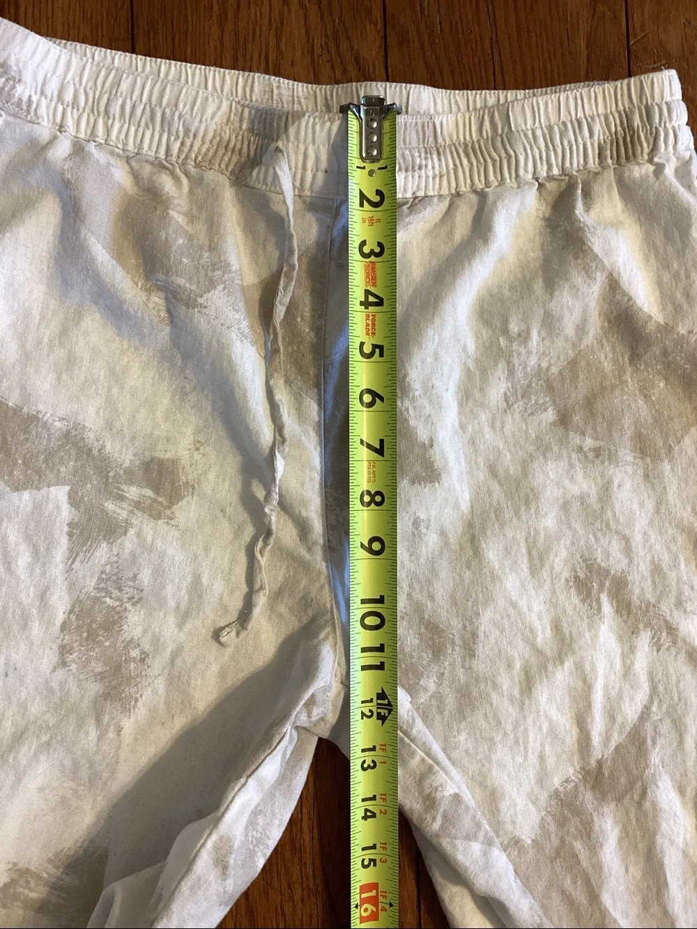 DKNY jeans cream and tan linen blend cropped pants. Women’s size medium